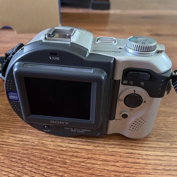 Sony CD Mavica Digital video/ Camera with CD-RW - Picture 9 of 16